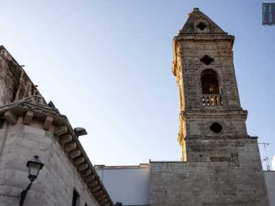 Ci ritroviamo quindi sulla Muraglia, dove possiamo ammirare il maestoso campanile barocco...